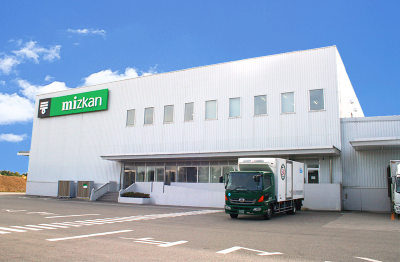 「工場事務スタッフ/生産補助スタッフ<br />
納豆生産補助スタッフ<br />
A資材庫からラインへの資材補充、半製品の出し入れ <br />
Bパック詰めラインでの資材充填・検品作業」のイメージ